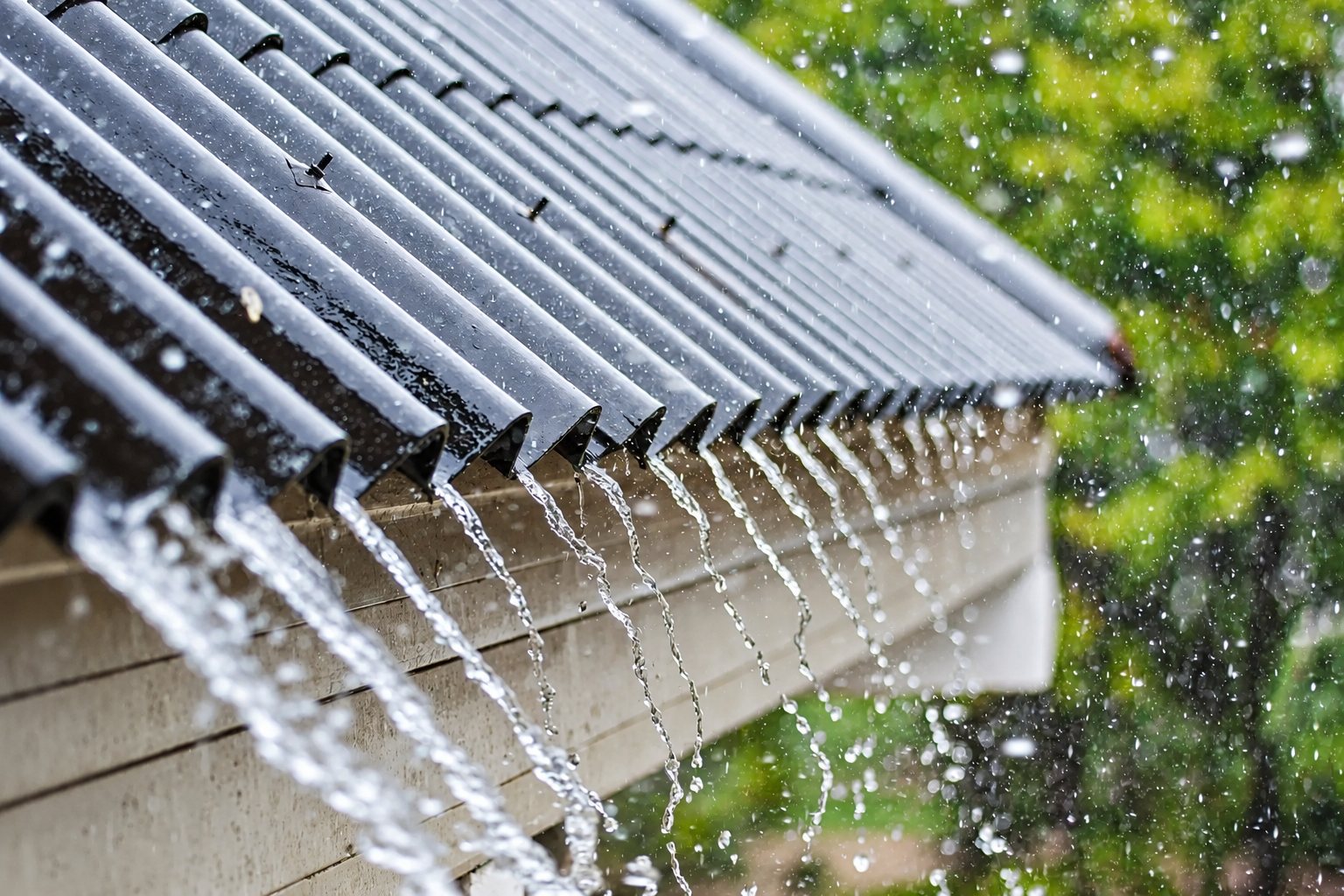 Eau de pluie qui s'écoule d'une toiture