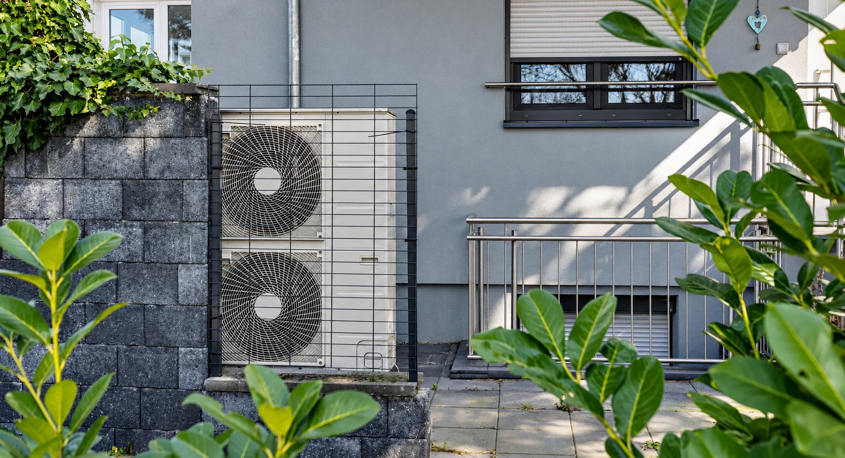 Pompes à chaleur extérieures contre une façade