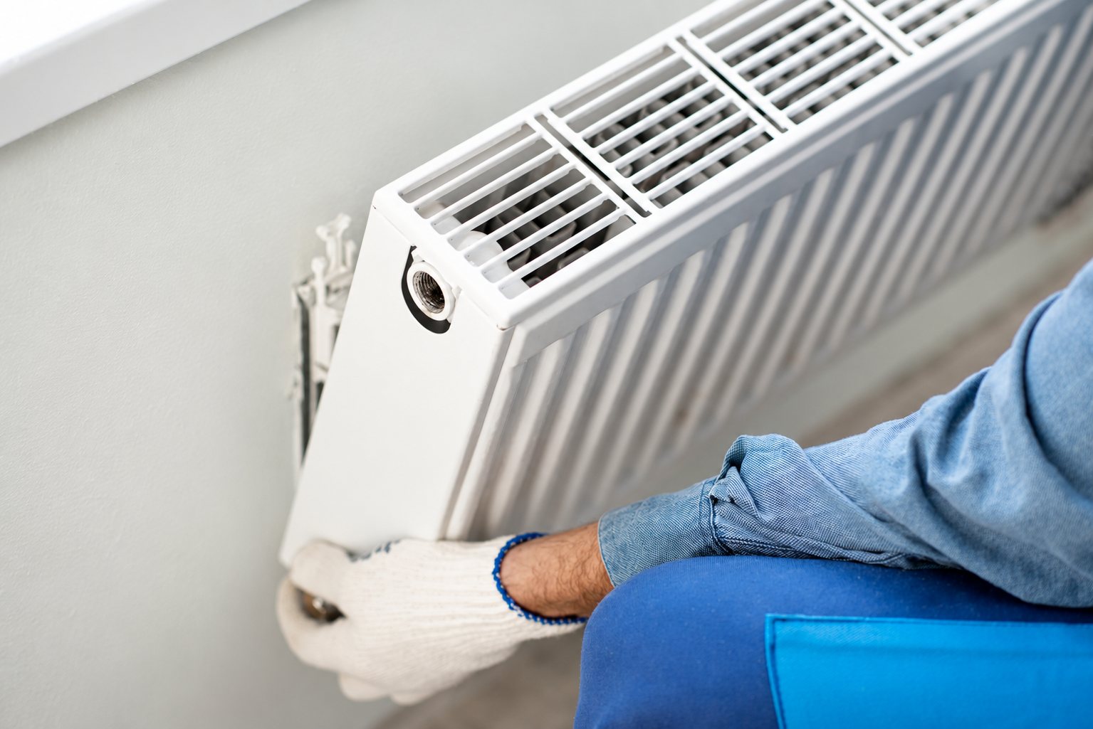 Pose d'un radiateur sur un mur