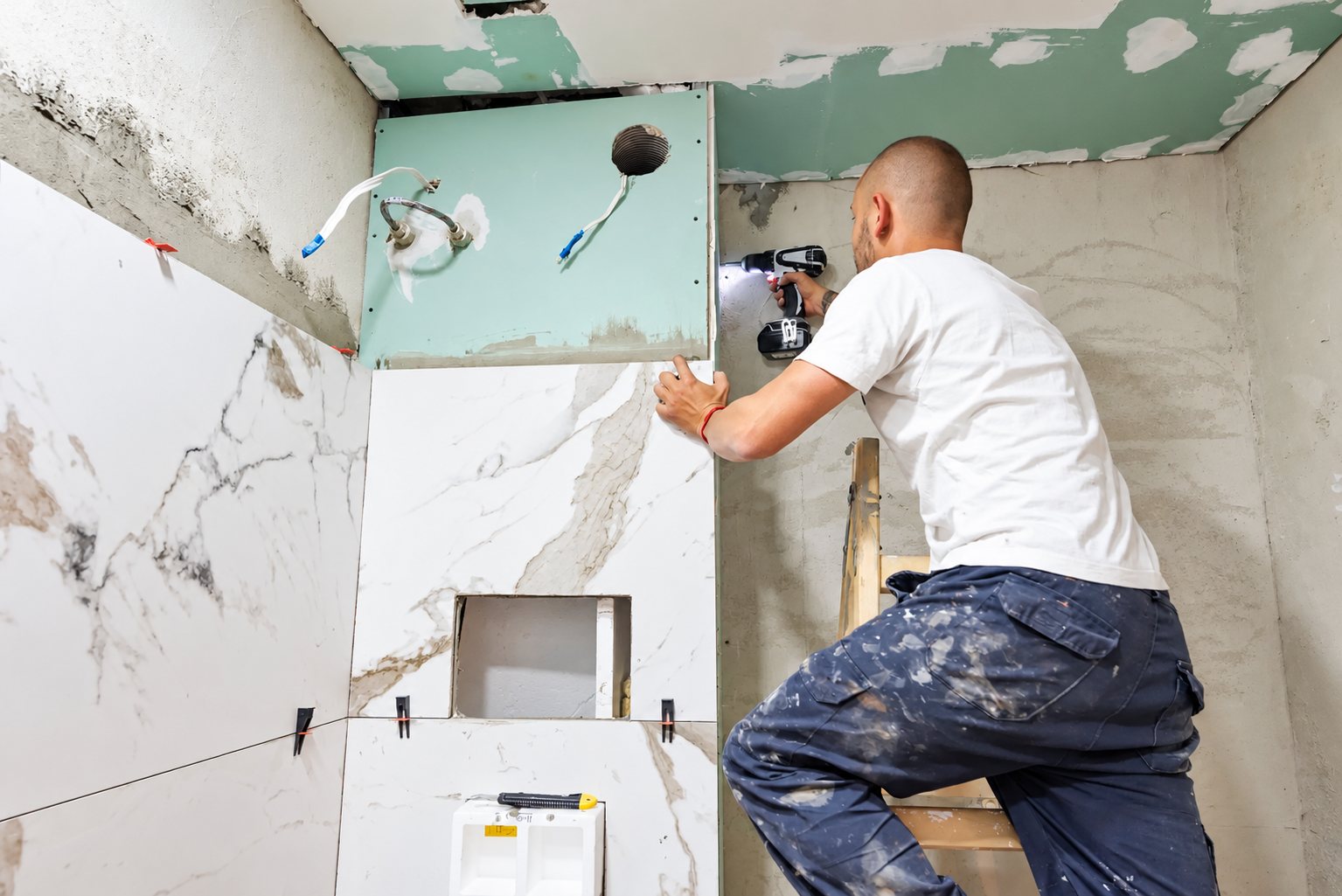 Salle de bain en rénovation avec un ouvrier