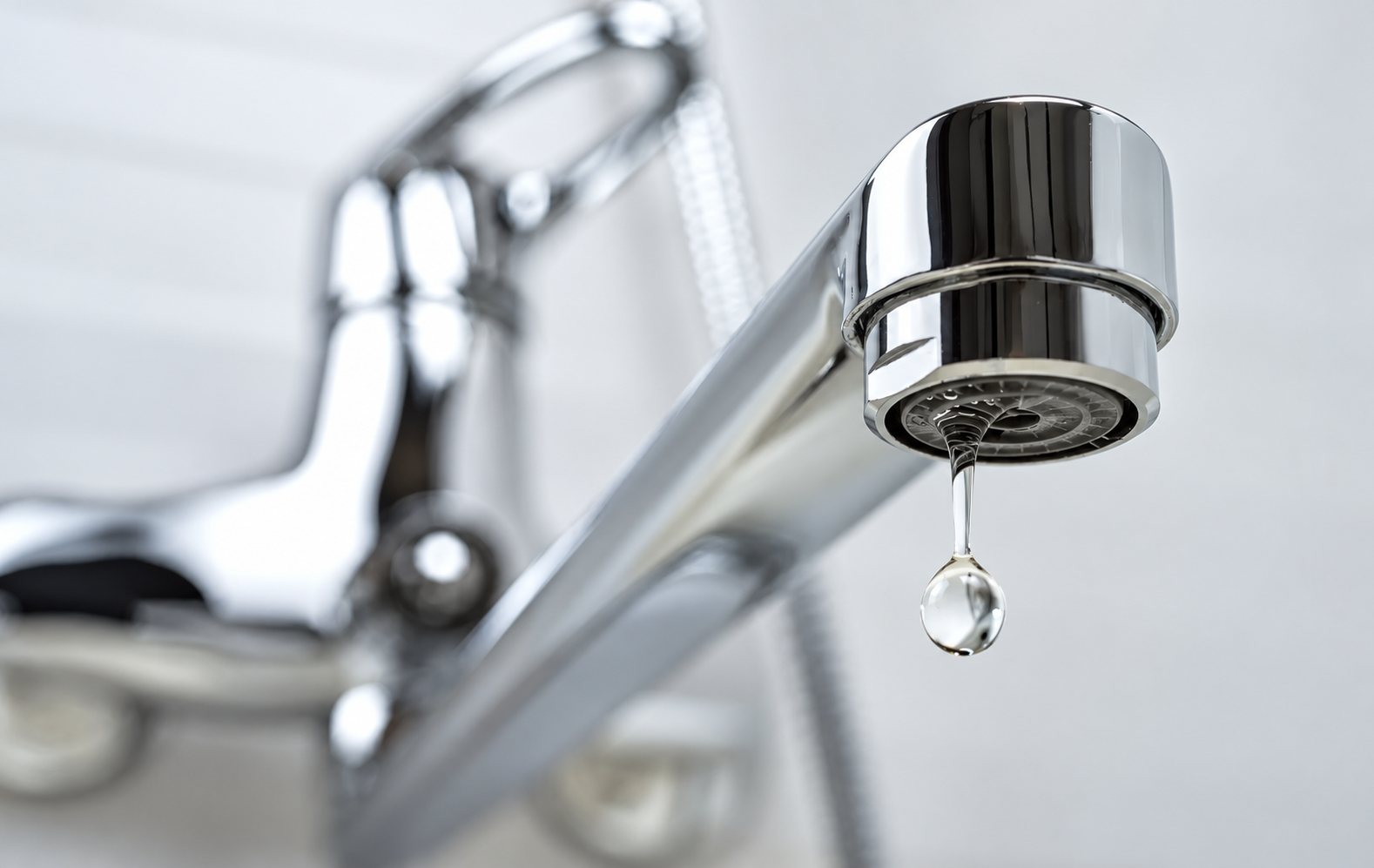 Robinet chromé avec une goutte d'eau