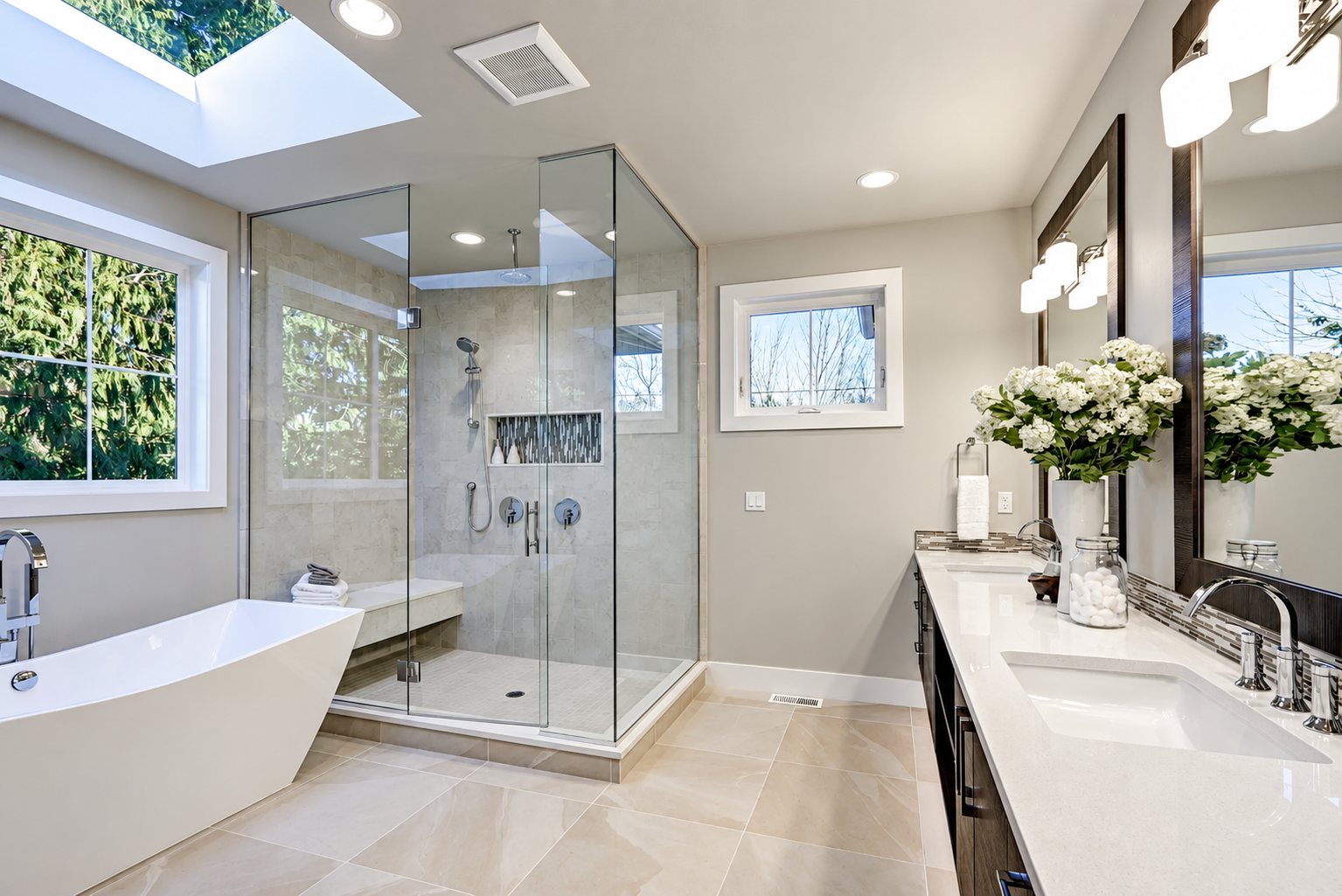 Salle de bain avec douche vitrée et baignoire